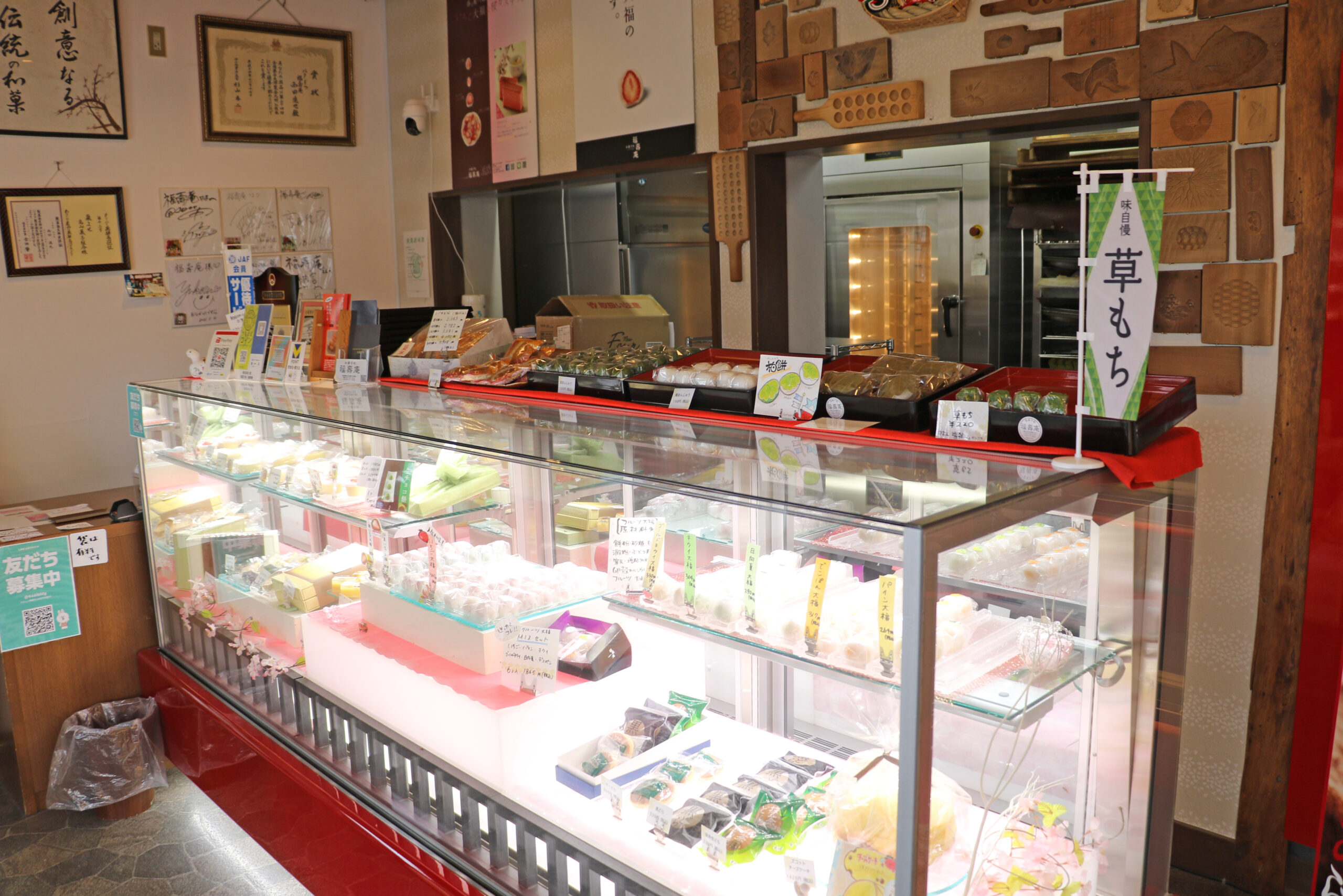 店内には、まるで宝石のような和菓子たちが並ぶ