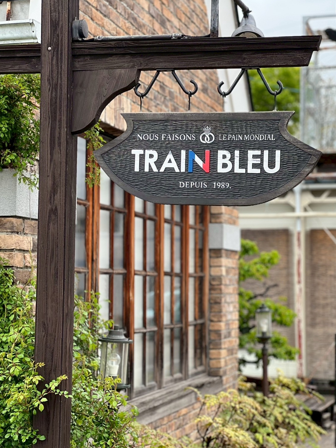 フランス語で“ブルートレイン”──店名に込めた願い