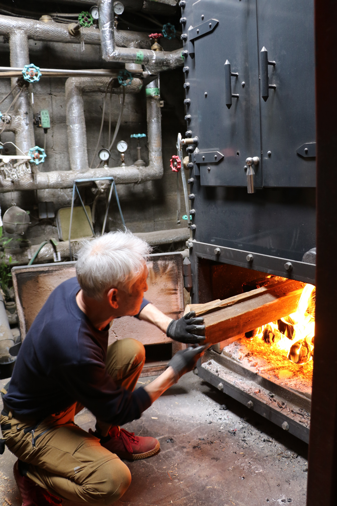 【舞台裏レポ】薪で沸かす“本物の湯”──タカパラのボイラー室へ！