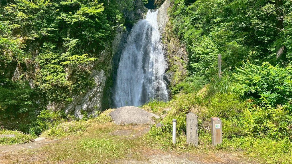 銚子の滝 (ちょうしのたき)― 丹生川の山間に息づく、マイナスイオンと四季の癒しのスポット